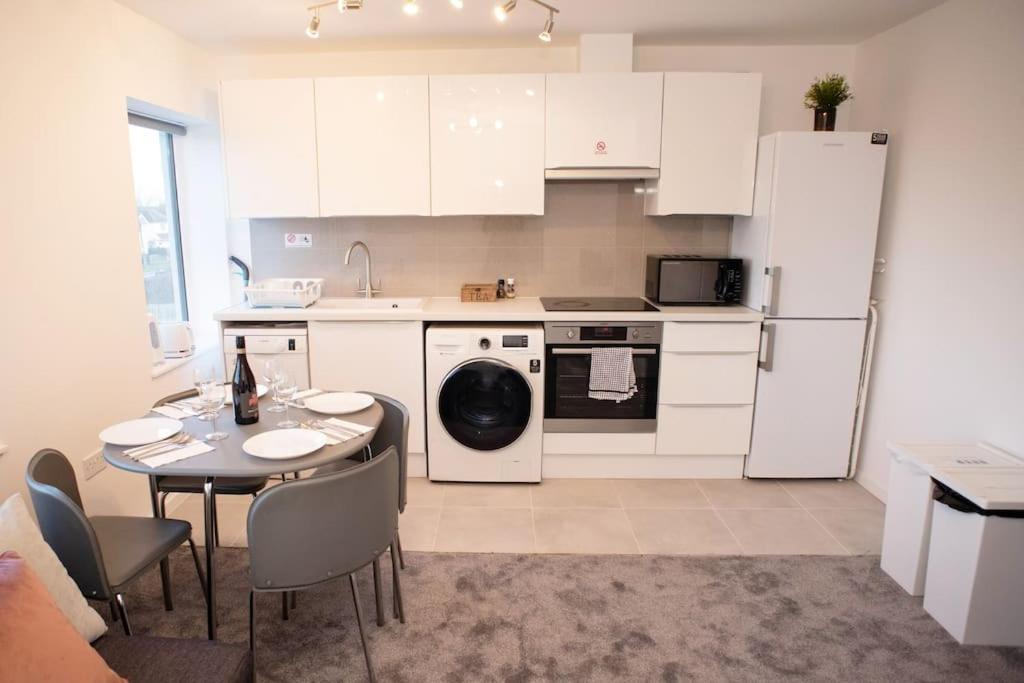 Walnut Flats: Stylish Oxford-Area Apartment with Netflix Kidlington Exterior photo